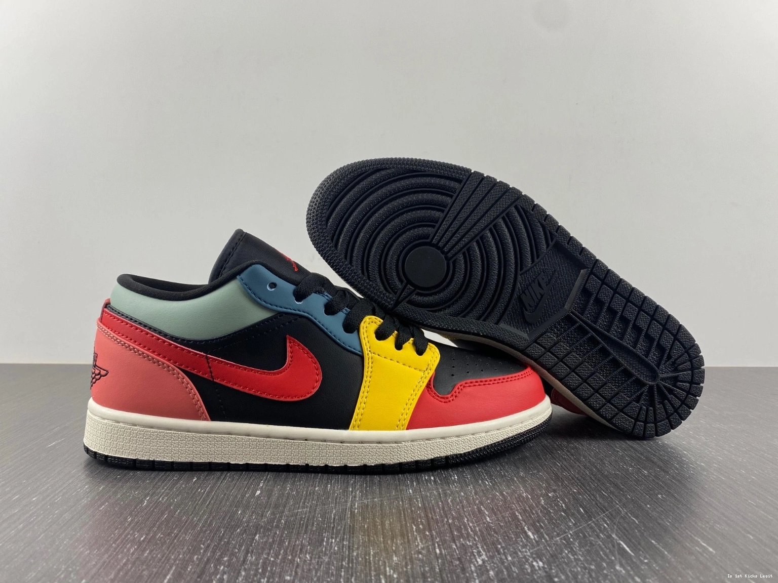 DN3739-060 Multi-Color Low (W) Black Jordan SE - Air 1 0109